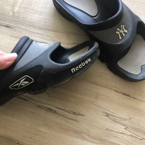 Reebok New York Yankees Mens Slides - Picture 2 of 5